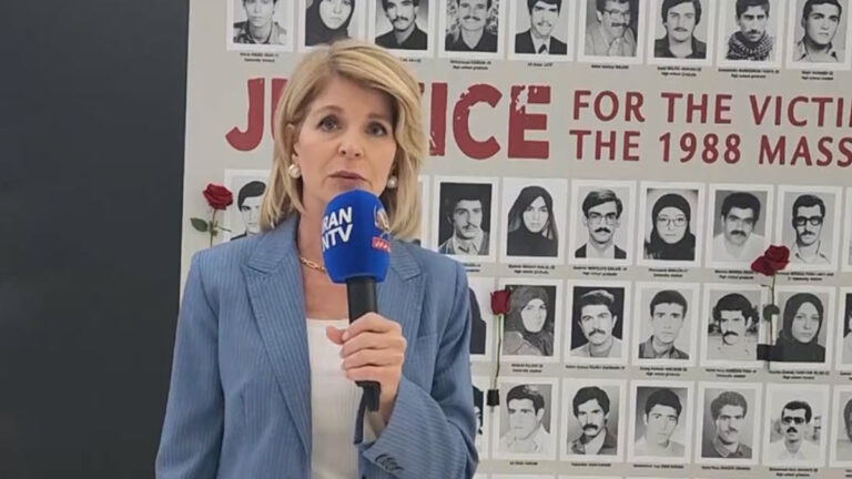 كارلا ساندز: دعم المقاومة الديمقراطية وبرنامج النقاط العشر هو السبيل لتشديد الضغط على النظام الإيراني أكدت السفيرة الأمريكية السابقة لدى الدنمارك والعضوة السابقة في المجلس الاستشاري الاقتصادي للرئيس الأمريكي