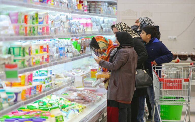 صحافة النظام تعترف بانهيار القدرة الشرائية.. تراجع الاستهلاك ينذر بركود اقتصادي واسع في إيران تعكس أحدث المؤشرات الاقتصادية الرسمية في إيران تصاعد الأزمة المعيشية إلى مستويات غير مسبوقة