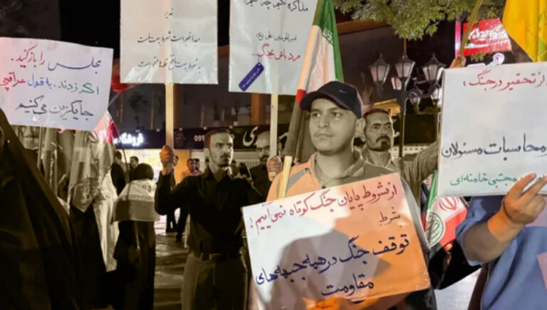 انفجار الخلافات بعد مسرحية التشييع.. انهيار مسودة التفاهم يدفع نظام الولي الفقيه نحو خيارات انتحارية عادت الانقسامات الداخلية إلى الواجهة داخل النظام الإيراني فور انتهاء مراسم تشييع علي خامنئي