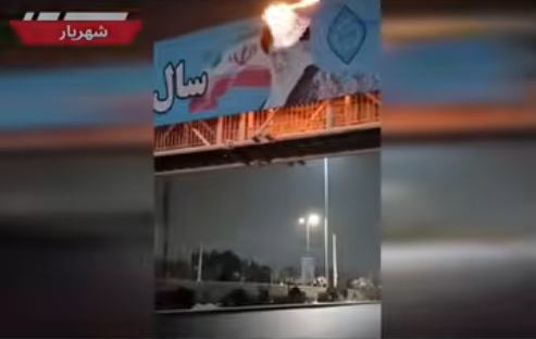 30 عملية في طهران و22 مدينة أخرى تستهدف قواعد الباسيج ومراكز القمع بالتزامن مع طواف جثة خامنئي الجلاد ٣٠ عملية لكسر أجواء الكبت في طهران و٢٢ مدينة أخرى بالتزامن مع طواف جثة خامنئي الجلاد استهداف قواعد لقوات الباسيج التابعة للحرس ومراكز للقمع عشية المسرحيات الحكومية لطواف جثة علي خامنئي،