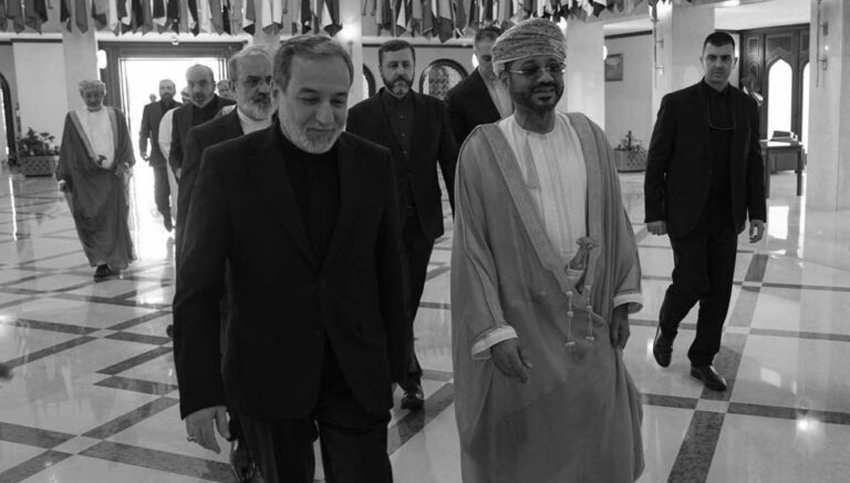 كشفت شبكة سي إن إن، نقلاً عن مسؤول مطلع على المفاوضات الجارية بين النظام الإيراني وسلطنة عُمان، أن مسقط أعدت مسودة خطة لتنظيم حركة الملاحة في مضيق هرمز