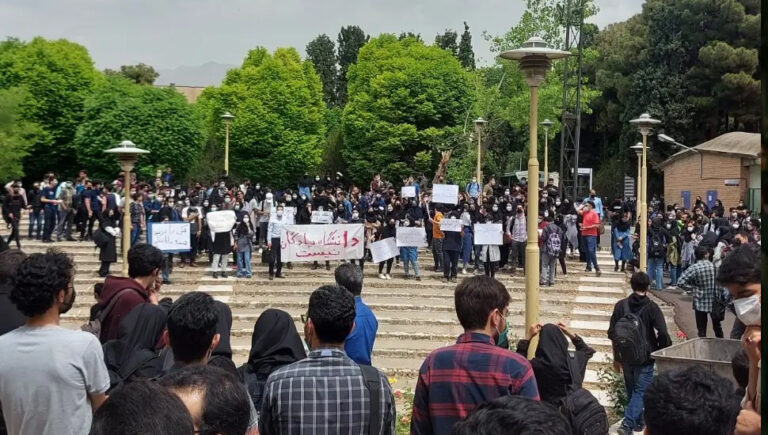 من الجامعة إلى الشارع.. الاحتجاجات الطلابية تعكس اتساع دائرة الرفض في إيران لید: تشهد الساحة الإيرانية تصاعداً ملحوظاً في الحراك الطلابي، مع اتساع رقعة الاحتجاجات داخل الجامعات والمدارس بالتوازي مع تحركات المتقاعدين وشرائح اجتماعية أخرى
