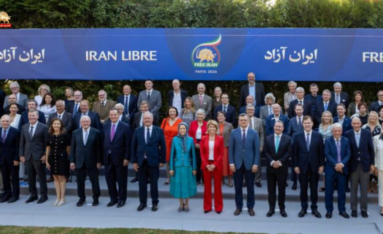 نيوزتاك نيويورك: عشرات الآلاف من الإيرانيين يتحدون الحظر في باريس وسط دعم دولي لمطلب التغيير الديمقراطي أفاد موقع نيوزتاك نيويورك بأن نحو 50 ألف إيراني شاركوا في فعاليات «إيران الحرة 2026 – نحو جمهورية ديمقراطية