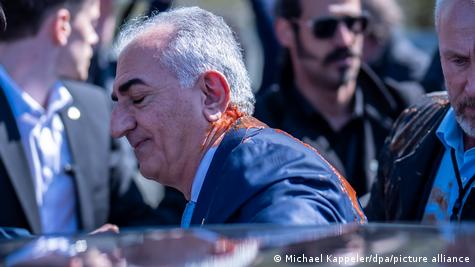 إيران: كيف حوّل رضا بهلوي انتهاكات الدستور إلى إنجازات لجده ووالده في منشور حديث على منصة إكس بمناسبة الذكرى السنوية للمرسوم الدستوري الإيراني لعام 1906، ادّعى رضا بهلوي، وريث العرش المخلوع الذي يقدّم نفسه ولياً للعهد