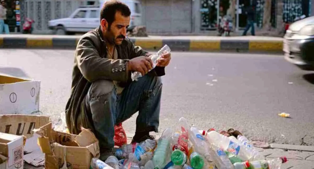 تقرير اقتصادي: صحيفة «ابتكار» تكشف اتساع رقعة الفقر في إيران وتراجع الأجور إلى مستويات غير مسبوقة كشفت صحيفة «ابتكار» الحكومية في طهران عن مؤشرات اقتصادية مقلقة تعكس تفاقم أزمة الفقر وتدهور المعيشة في إيران،