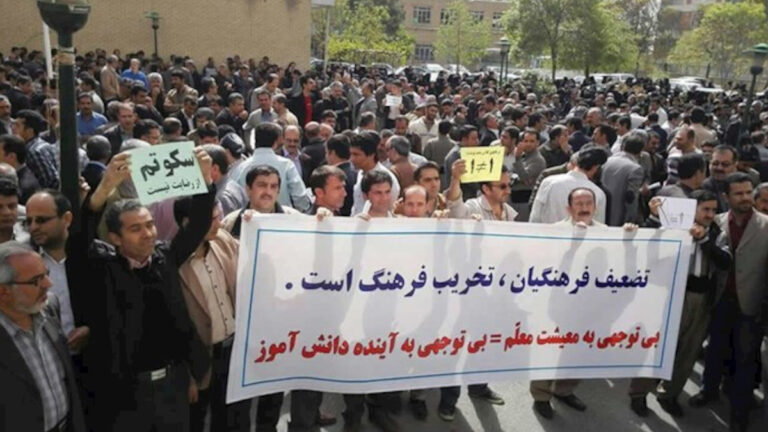 قمعُ المعلمين في إيران: كيف تلاحقُ السلطاتُ النقاباتِ التعليميةَ؟ شهدت إيران تصاعداً حاداً في قمع المعلمين والناشطين النقابيين عقب موجة الاحتجاجات الوطنية في يناير 2026؛ حيث توسعت الأجهزة الأمنية في استهداف هذه الشريحة عبر الاعتقالات