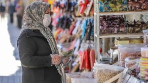 خبير اقتصادي إيراني يحذر من اقتراب البلاد من مرحلة التضخم المفرط وسط استمرار تدهور الأوضاع المعيشية حذر الخبير الاقتصادي الإيراني حسين راغفر من استمرار التدهور الاقتصادي في إيران، مؤكداً أن البلاد لم تدخل بعد مرحلة التضخم المفرط وفق المعايير الاقتصادية