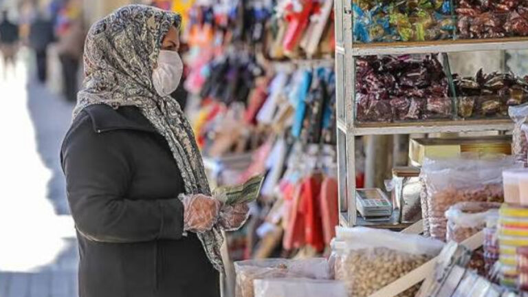 خبير اقتصادي إيراني يحذر من اقتراب البلاد من مرحلة التضخم المفرط وسط استمرار تدهور الأوضاع المعيشية حذر الخبير الاقتصادي الإيراني حسين راغفر من استمرار التدهور الاقتصادي في إيران، مؤكداً أن البلاد لم تدخل بعد مرحلة التضخم المفرط وفق المعايير الاقتصادية
