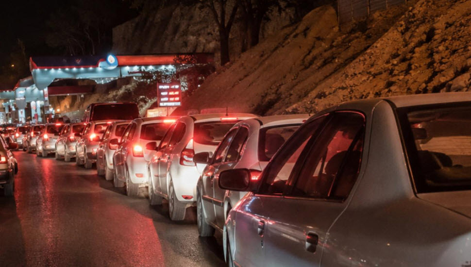 إيران: أزمة وقود وطوابير طويلة في طهران وسط مخاوف من ارتفاع أسعار البنزين شهدت العاصمة الإيرانية طهران خلال الساعات الماضية اضطرابات واسعة في قطاع توزيع الوقود، تمثلت في إغلاق عدد من محطات البنزين وظهور طوابير