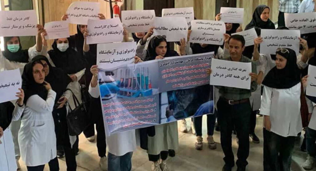 شلل القطاع الصحي في إيران يفاقم أزمة الرعاية الطبية وسط عجز حاد في الكوادر التمريضية تواجه المنظومة الصحية في إيران أزمة متفاقمة نتيجة النقص الكبير في أعداد الممرضين والممرضات، حيث تشير تصريحات وتقارير رسمية إلى وجود عجز يتجاوز مئة ألف ممرض