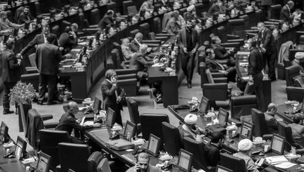 خلافات متصاعدة داخل برلمان النظام الإيراني حول المفاوضات والأزمة الاقتصادية شهدت جلسة برلمان النظام الإيراني المنعقدة في 10 أغسطس 2026 تصاعداً ملحوظاً في حدة الخلافات بين النواب بشأن ملف المفاوضات مع الولايات المتحدة، والعلاقات مع سلطنة عمان،