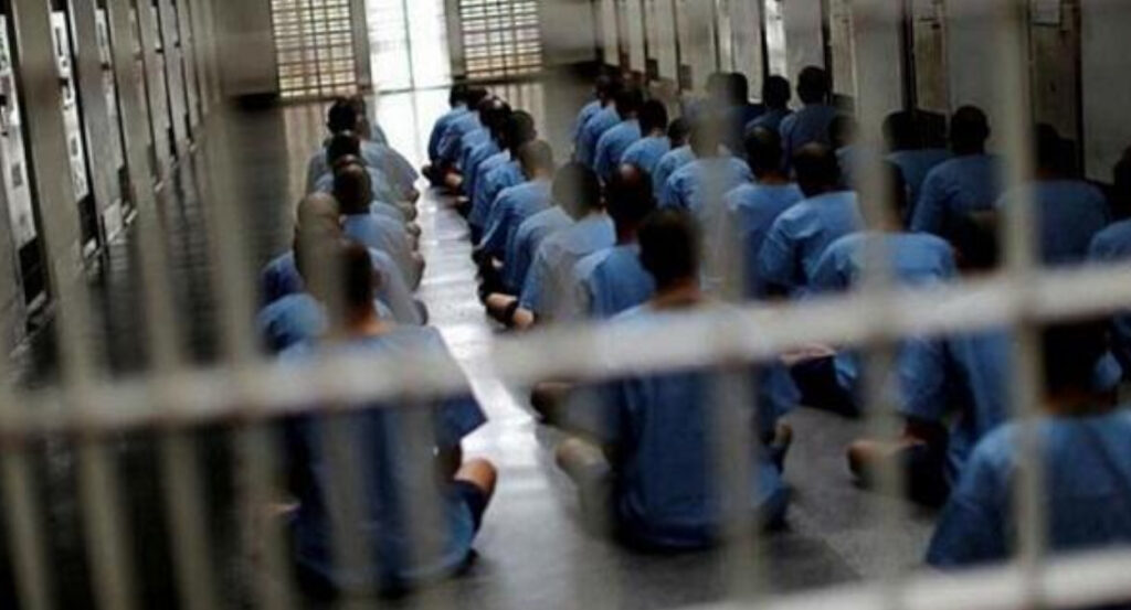 تقرير حقوقي: أكثر من 600 سجين سياسي في سجن شيبان بالأهواز وسط اكتظاظ حاد ومحاكمات جماعية كشفت جمعية حقوق الإنسان الإيرانية في تقرير حقوقي صدر بتاريخ 22 أغسطس/آب 2026 عن وجود أكثر من 600 سجين سياسي وعقائدي داخل سجن شيبان المركزي في مدينة الأهواز