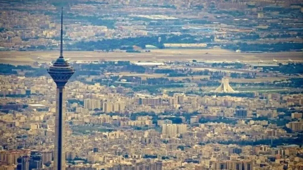 إيران: كيف تحولت الثروة النفطية إلى سلسلة من أزمات اقتصادية ومؤسسية؟ تمتلك إيران واحدة من أكبر احتياطيات النفط والغاز في العالم، ومع ذلك تجد نفسها غارقة في مستنقع التضخم المزمن، وانهيار قيمة العملة الوطنية، والفساد الممنهج،