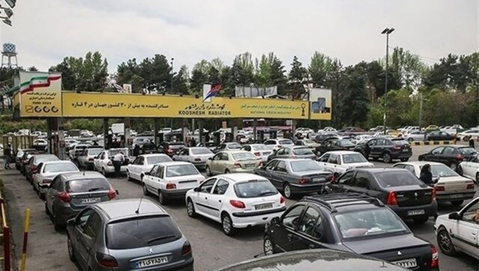 التلفزيون الإيراني يقر بطوابير وقود طويلة في طهران وسط تصاعد أزمة البنزين ومناقشات حول الحصص والأسعار أقر التلفزيون الرسمي الإيراني بتفاقم أزمة الوقود في العاصمة طهران، حيث شهدت محطات التعبئة ازدحاماً كبيراً