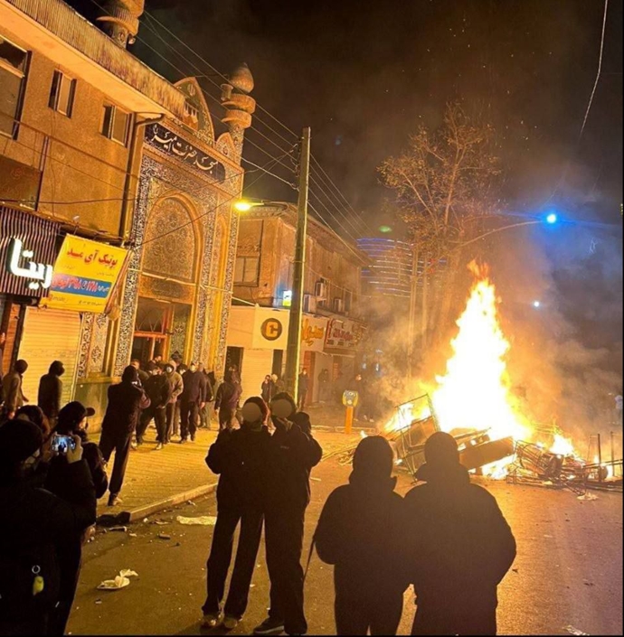 لماذا يستحضر النظام الإيراني مجاهدي خلق ووحدات المقاومة في كل أزمة؟ مع اقتراب الذكرى الرابعة للانتفاضة التي شهدتها إيران عام 2022، تتزايد مؤشرات القلق داخل أوساط النظام الإيراني في ظل تصاعد الأزمات الاقتصادية والاجتماعية وتنامي حالة السخط الشعبي