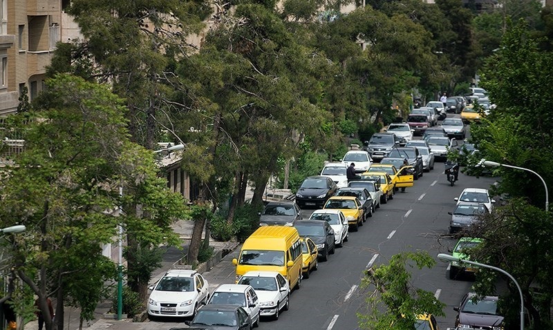 انتشار أمني واسع قرب محطات الوقود في إيران بعد رفع أسعار البنزين وتصاعد المخاوف من احتجاجات شعبية أثار قرار السلطات الإيرانية رفع سعر البنزين المخصص للشريحة الثالثة من الاستهلاك الحر من 50 ألف ريال إلى 100 ألف ريال