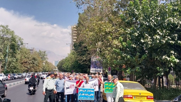 احتجاجات متقاعدي الاتصالات في إيران تتسع في 5 مدن: «كفى ظلماً واضطهاداً.. أعيدوا إلينا حقوقنا» شهدت إيران، الاثنين 14 سبتمبر/أيلول 2026، موجة متزامنة من الاحتجاجات نظمها متقاعدو شركة الاتصالات في خمس مدن