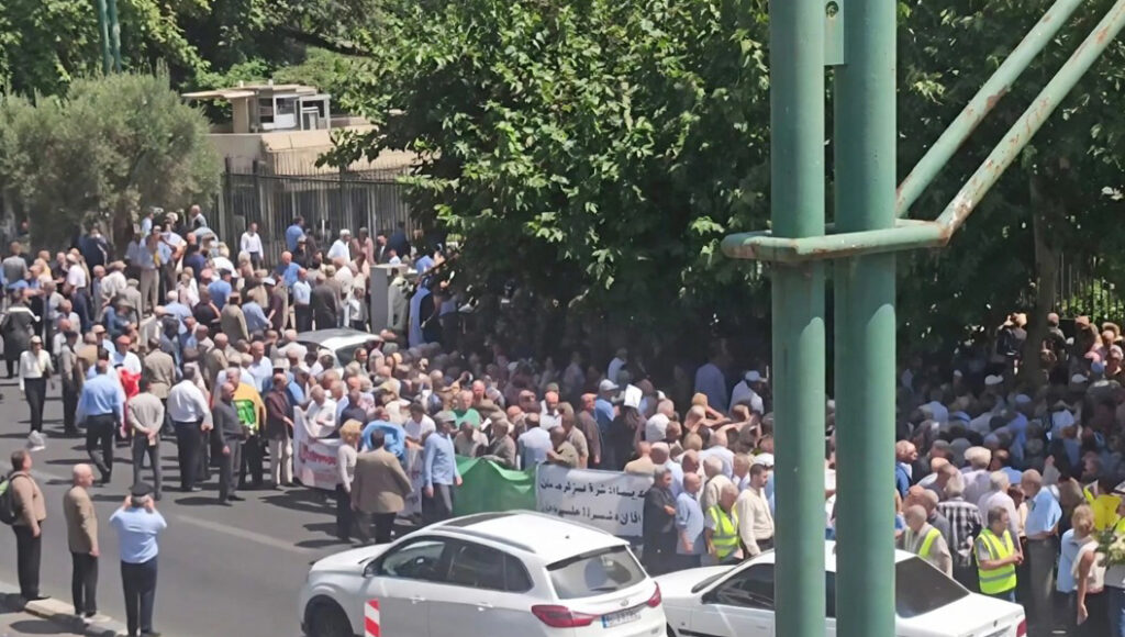 خبير اقتصادي إيراني يحذر من مستويات غير مسبوقة من الاستياء الشعبي وتراجع القدرة المعيشية حذر الخبير الاقتصادي الإيراني حسين راغفر من تصاعد حالة الاستياء داخل المجتمع الإيراني إلى مستويات غير مسبوقة،