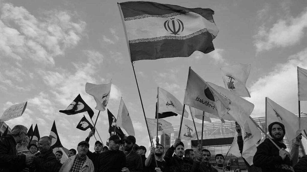 يتناول التقرير تراجع العمق الإستراتيجي للنظام الإيراني وانعكاسات خسارة نفوذه الإقليمي على وضعه السياسي والأمني وتزايد عزلته الخارجية.