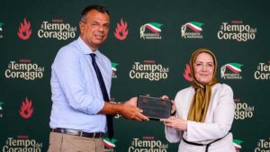 روما تكرّم نضال المرأة الإيرانية بمنح «جائزة الشجاعة» لسروناز جيت ساز شهدت العاصمة الإيطالية روما تكريماً بارزاً لنضال المرأة الإيرانية، تمثل في منح «جائزة الشجاعة» للسيدة سروناز جيت ساز،