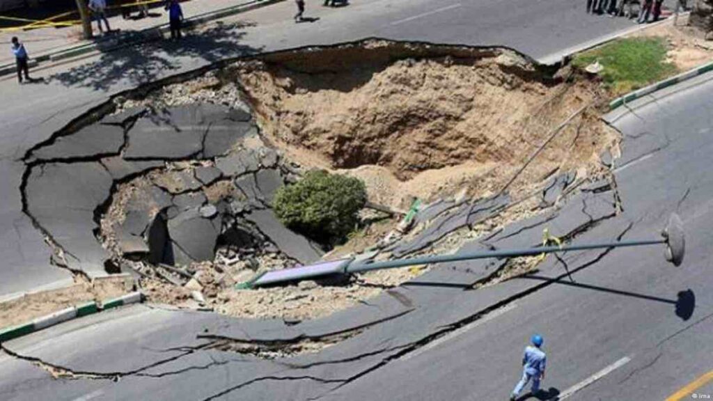 هبوط الأرض في إيران يهدد 100 ألف كيلومتر مربع: استنزاف المياه يحوّل المدن إلى فخاخ جيولوجية تتسع كارثة هبوط الأرض في إيران بوتيرة غير مسبوقة، بعدما كشفت معطيات رسمية عن ارتفاع