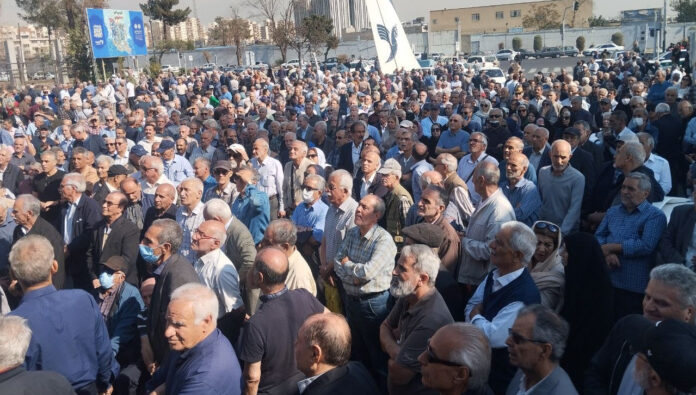 متقاعدون وعمال يشاركون في احتجاجات للمطالبة بحقوقهم المعيشية والوظيفية في إيران.