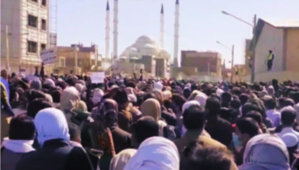 في الذكرى الرابعة لـ الجمعة الدامية.. معارك الشوارع تكسر شوكة أجهزة الولي الفقيه في مشهد كفاحي عاصف يجسد اشتعال براكين الثورة المسلحة في خاصرة الفاشية الحاكمة، وتحول الأرض إلى جحيم تحت أقدام قوى القمع، شهدت محافظة سيستان وبلوشستان في خريف 2026 سلسلة من الضربات الميدانية المتزامنة التي نسفت حالة الاستنفار الأمني المشدد المفروضة على المحافظة.