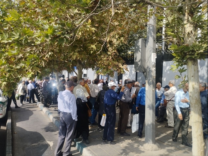 احتجاجات للمتقاعدين والسائقين في 5 مدن إيرانية.. هتافات تندد بالإعدامات ونهب الثروات وأزمة الوقود «حصيلة عمل الحكومة نهب جيوب الشعب» و«بصوت واحد ضد حكم الإعدام»: تلاحم المطالب المعيشية والسياسية في الشارع