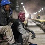 عمال وموظفون إيرانيون يواجهون ضغوطاً معيشية متزايدة بسبب ارتفاع خط الفقر وتراجع القدرة الشرائية.