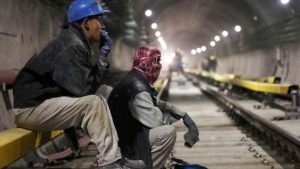 عمال وموظفون إيرانيون يواجهون ضغوطاً معيشية متزايدة بسبب ارتفاع خط الفقر وتراجع القدرة الشرائية.