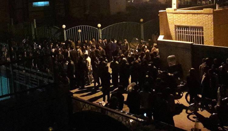 Isfahan farmers protest throughout the night