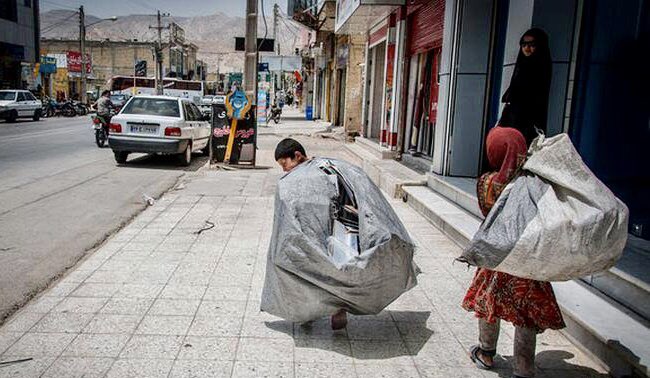A scene of garbage collection by labor children in the streets of Iranian cities.