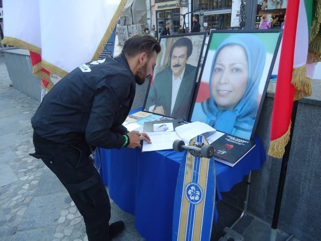 Monday, October 4, 2021: A photo exhibition of the 1988 Massacre in Iran held in Bucharest, calling for the trial of the mass murderer Ebrahim Raisi.