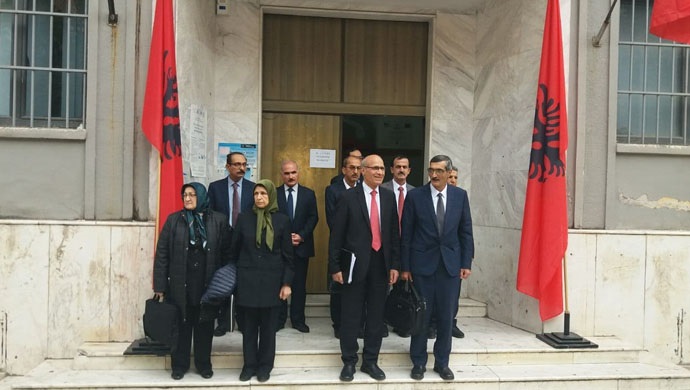 Akbar Samadi with other plaintiffs in front of the Durrës Court in Albania — Nov 15, 2021