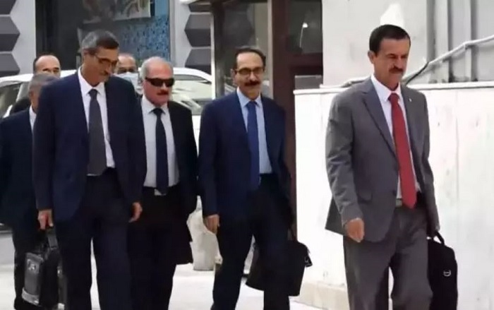 Asghar Mehdizadeh (front person) with other plaintiffs entering Durrës Court in Albania — November 12, 2021
