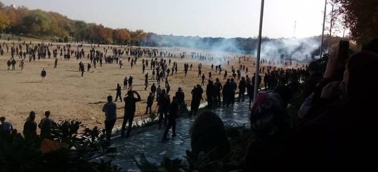 Isfahan’s farmers gathered at Zayandeh Rud river basin on Friday, November 26, to resume their weeks-long protest. Anti-riot security forces attacked the peaceful protesters and fired teargas at the crowd.