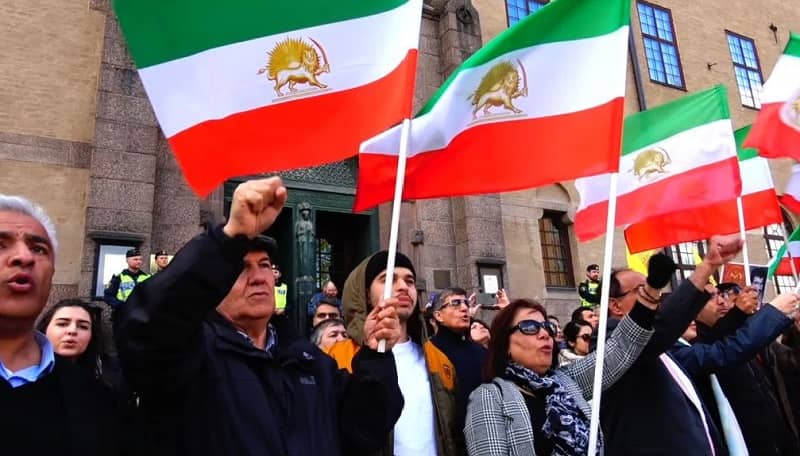 Freedom-loving Iranians, Iranian resistance supporters rally in front of the Stockholm court – May 4, 2022