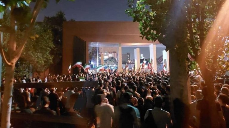 September 24, 2022: Anti-regime protests continued in many Iranian cities on Saturday, September 24. These protests have continued despite heavy security measures, internet shutdowns, and the brutal repressions of demonstrations.