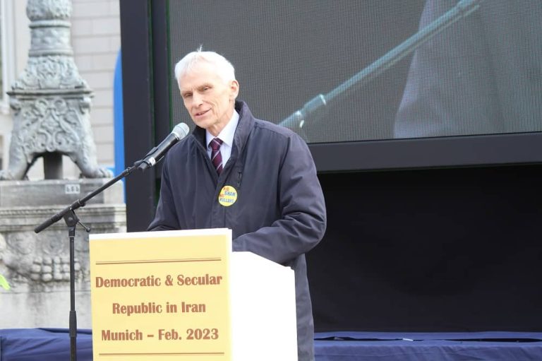 Marcin Święcicki, former Mayor of Warsaw and Minister of Foreign Economic Relations of Poland, gave a speech to the demonstrators at the rally.