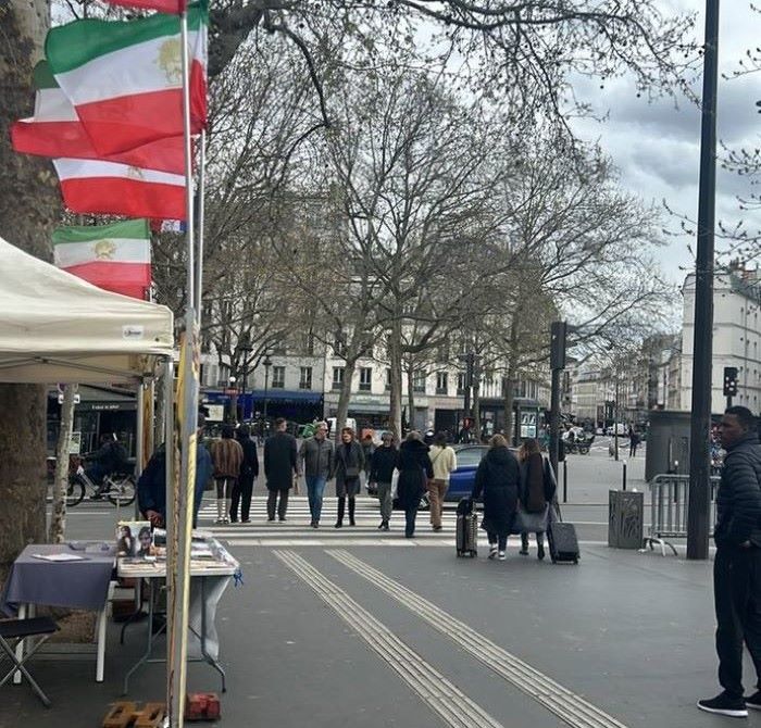 تقرير مصور - باريس - طاولة كتب ومعرض لصور شهداء الانتفاضة الإيرانية  