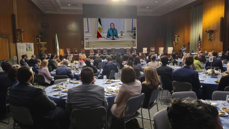 U.S. senators and former officials attend a bipartisan briefing on Iran at the Senate, April 16, 2026.