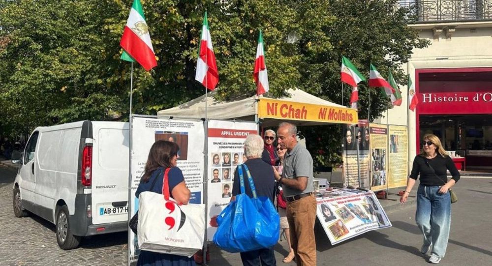 PMOI supporters in Paris held a book table and an exhibition to condemn the brutal executions carried out by the mullahs’ regime.
